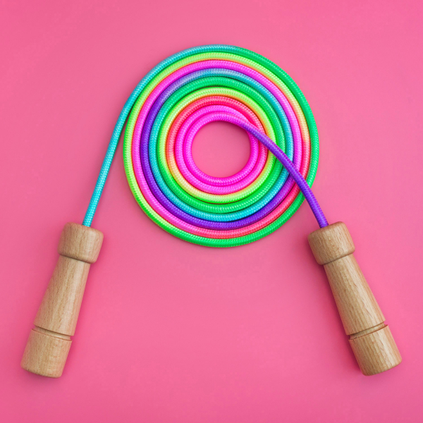 Geschenk für Jungen & Mädchen, Anfänger & Fortgeschrittene, Seilspringen Spielzeug Springseil Kinder Hüpfseil für Kinder Verstellbares Springseil Springseil mit Holzgriff Kinder Springseil Geschenk Regenbogen Springseil Springseil Anfänger Kinder Hüpfseil